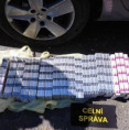 Stejný trik, stejná auta – středočeští celníci odhalili čtyři bulharské dodávky s pašovanými cigaretami